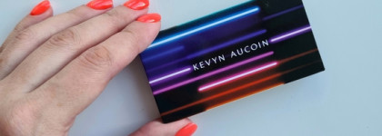 Палетка для макияжа Kevyn Aucoin light up holiday ornament: румяна/хайлайтер и контурная пудра