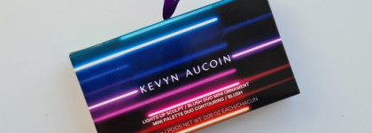 Палетка для макияжа Kevyn Aucoin light up holiday ornament: румяна/хайлайтер и контурная пудра