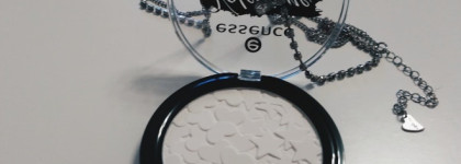 Будь моим Валентином: матирующая прозрачная пудра Essence valentine – who cares? тон 01 guys allowed, Not