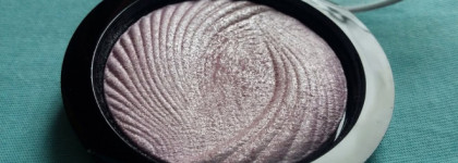 Хайлайтер Vivid Baked Highlighter от Makeup Revolution London в оттенке Pink lights