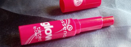 Essence Glow Tinted Lip Balm в оттенке 01 Light Up
