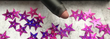 Sexy Lipstick Pen Velvet: помада-карандаш Romanovamakeup в оттенке Praline