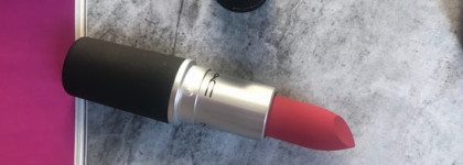 MAC Powder Kiss Lipstick в оттенках 301 и 315