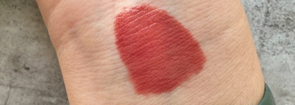 Помада Maybelline New York Super Stay Vinyl Ink оттенок 115 Peppy: стойкий глянец в действии