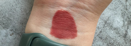 Помада Maybelline New York Super Stay Vinyl Ink оттенок 115 Peppy: стойкий глянец в действии