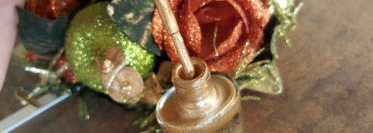 Золото на кончиках пальцев с CND Vinylux Brass Button #229