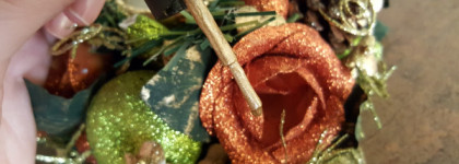 Золото на кончиках пальцев с CND Vinylux Brass Button #229