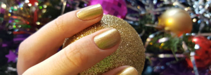 Золото на кончиках пальцев с CND Vinylux Brass Button #229