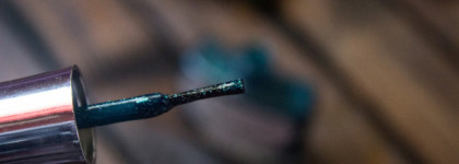 Два представителя линейки Large Hologram: Kryptonite и Nymph​, а так же их сочетание в дизайне с трафаретами №K-ns-15. Красота да и только