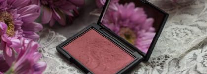 Один из самых удачных "румяных" продуктов - Sleek MakeUp Blush в оттенке Pomegranate #923