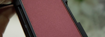 Один из самых удачных "румяных" продуктов - Sleek MakeUp Blush в оттенке Pomegranate #923