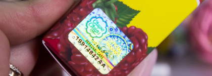 Chupa Chups: помада-тинт для губ Lip Locker 04 Raspberry и жидкие тени для век Bling Bling Eyes в оттенке Pink Signal