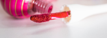 Chupa Chups: помада-тинт для губ Lip Locker 04 Raspberry и жидкие тени для век Bling Bling Eyes в оттенке Pink Signal