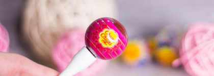 Chupa Chups: помада-тинт для губ Lip Locker 04 Raspberry и жидкие тени для век Bling Bling Eyes в оттенке Pink Signal