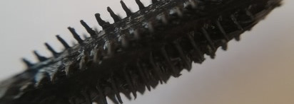 Две бюджетные туши для ресниц: Catrice The Little Black One и Essence Volume Hero