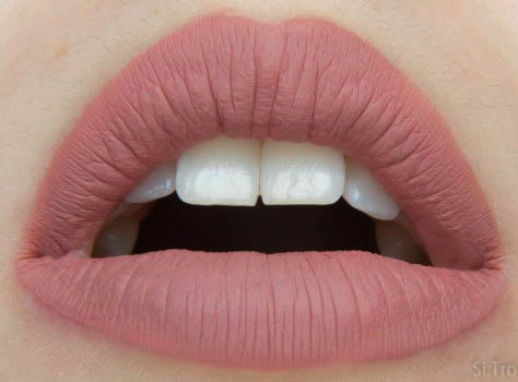 Праздничный наряд для губ с Sleek matte me birthday suit