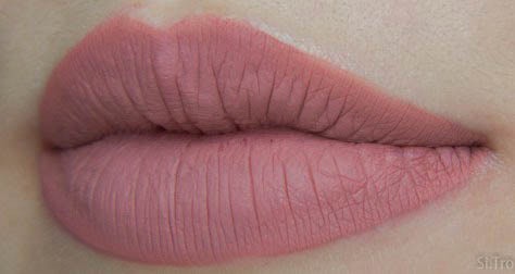 Праздничный наряд для губ с Sleek matte me birthday suit