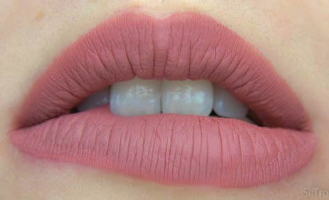 Праздничный наряд для губ с Sleek matte me birthday suit