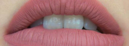 Праздничный наряд для губ с Sleek matte me birthday suit