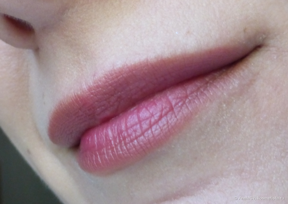 Мой любимый формат нанесения - тончайшим слоем с контуром, на губах оттенок 04