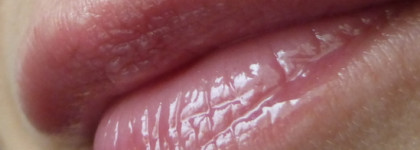 Sparkling Cosmo Palette: Блеск для губ Essence Juicy bomb 04 Crazy Cherry