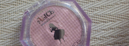 Catrice Alice in Wonderland: Aroma Serum Roll On, Diamond Haze Highlighter, Luminizing Compact Powder + бонус: Essence Lip Scrub