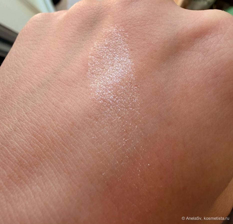 У окна при дневном освещении