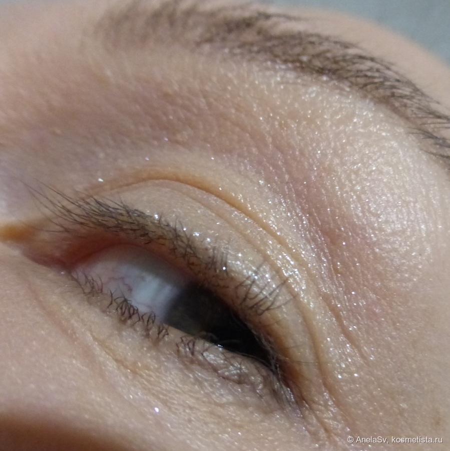 На веках под лампами