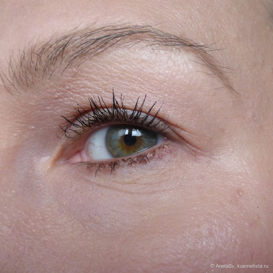 Тут я экспериментировала и нанесла помаду как кайал - смотрелось неплохо, но через 5-6 ч образовались комочки