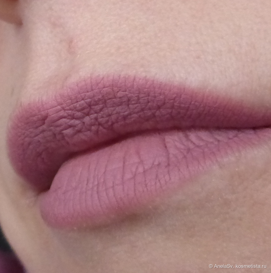 Нанесен на губы целиком