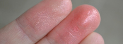 Праздник к нам приходит? Часть первая. Бальзам для губ с перламутровыми пигментами Kiko Milano Holiday Gems Care&Glow Lip Stylo в оттенке 03 Peach&Cream