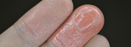 Праздник к нам приходит? Часть первая. Бальзам для губ с перламутровыми пигментами Kiko Milano Holiday Gems Care&Glow Lip Stylo в оттенке 03 Peach&Cream