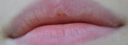 Праздник к нам приходит? Часть первая. Бальзам для губ с перламутровыми пигментами Kiko Milano Holiday Gems Care&Glow Lip Stylo в оттенке 03 Peach&Cream