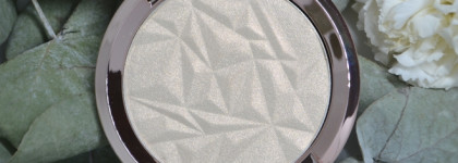 Загадочный и неземной. Хайлайтер Becca Shimmering Skin Perfector в оттенке Vanilla Quartz