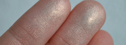 Загадочный и неземной. Хайлайтер Becca Shimmering Skin Perfector в оттенке Vanilla Quartz