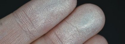 Загадочный и неземной. Хайлайтер Becca Shimmering Skin Perfector в оттенке Vanilla Quartz