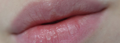 Картина маслом: помады Kiko Milano Charming Escape Luxurious Shiny Lipstick в оттенке 01 Natural Wheat и Luxurious Matte Lipstick в оттенке 05 Pinkish Lily