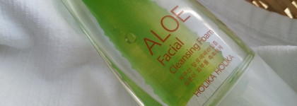 Ежедневное очищение кожи лица средством от Holika Holika.ALOE Facial Cleansing Foam