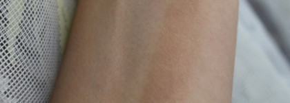 Стик контурирующий Maybelline Master Contour V-Shape Contouring Duo в оттенке 01 Light+ свотч оттенка 02 Medium