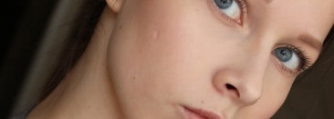 Стик контурирующий Maybelline Master Contour V-Shape Contouring Duo в оттенке 01 Light+ свотч оттенка 02 Medium