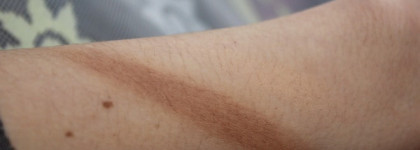 Стик контурирующий Maybelline Master Contour V-Shape Contouring Duo в оттенке 01 Light+ свотч оттенка 02 Medium