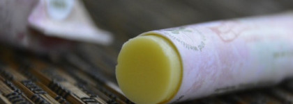 Недавний житель моей косметички - органический бальзам для губ от Organic Essence Lip Balm "Grapefruit"