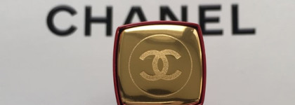 Ода красному. Рождественская коллекция Numéros Rouges, Chanel: Rouge Allure Velvet в оттенке №3
