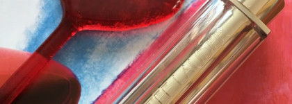 Love с Estee Lauder Pure Color Love Lipstick в оттенке 320 - Burning Love