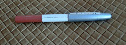 Нескучный бежевый. Essence: Блеск для губ Xxxl nude #06 soft almond и Контурный карандаш #11 in the nude