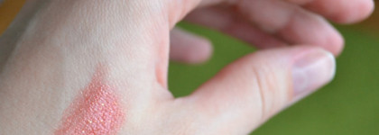 Деликатный красный с помадой-карандаш для губ "Мерцающая клюква" из новогодней коллекции Yves Rocher 2016