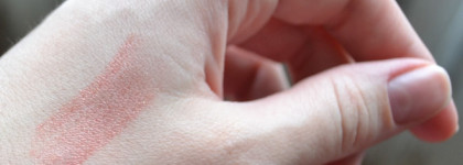 Деликатный красный с помадой-карандаш для губ "Мерцающая клюква" из новогодней коллекции Yves Rocher 2016