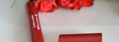 Деликатный красный с помадой-карандаш для губ "Мерцающая клюква" из новогодней коллекции Yves Rocher 2016