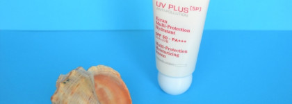 В отпуск с новинкой! Clarins Увлажняющий защитный флюид-экран для лица UV PLUS [5P] Anti-Pollution SPF 50 Translucent