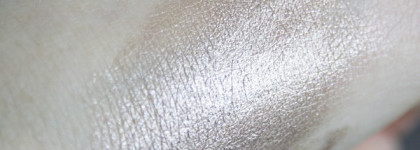 Металлический взгляд от Essence Glitter in the air Metallic eyeshadow 01 Dream On